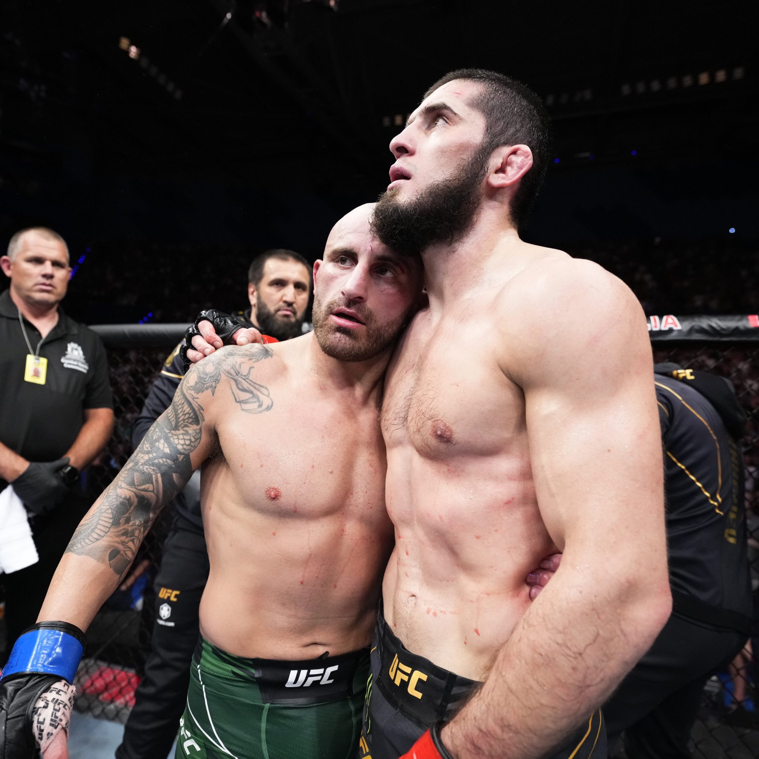 Islam Makahachev e Alexander Volkanovski (Foto: Divulgação/Twitter Oficial UFC)