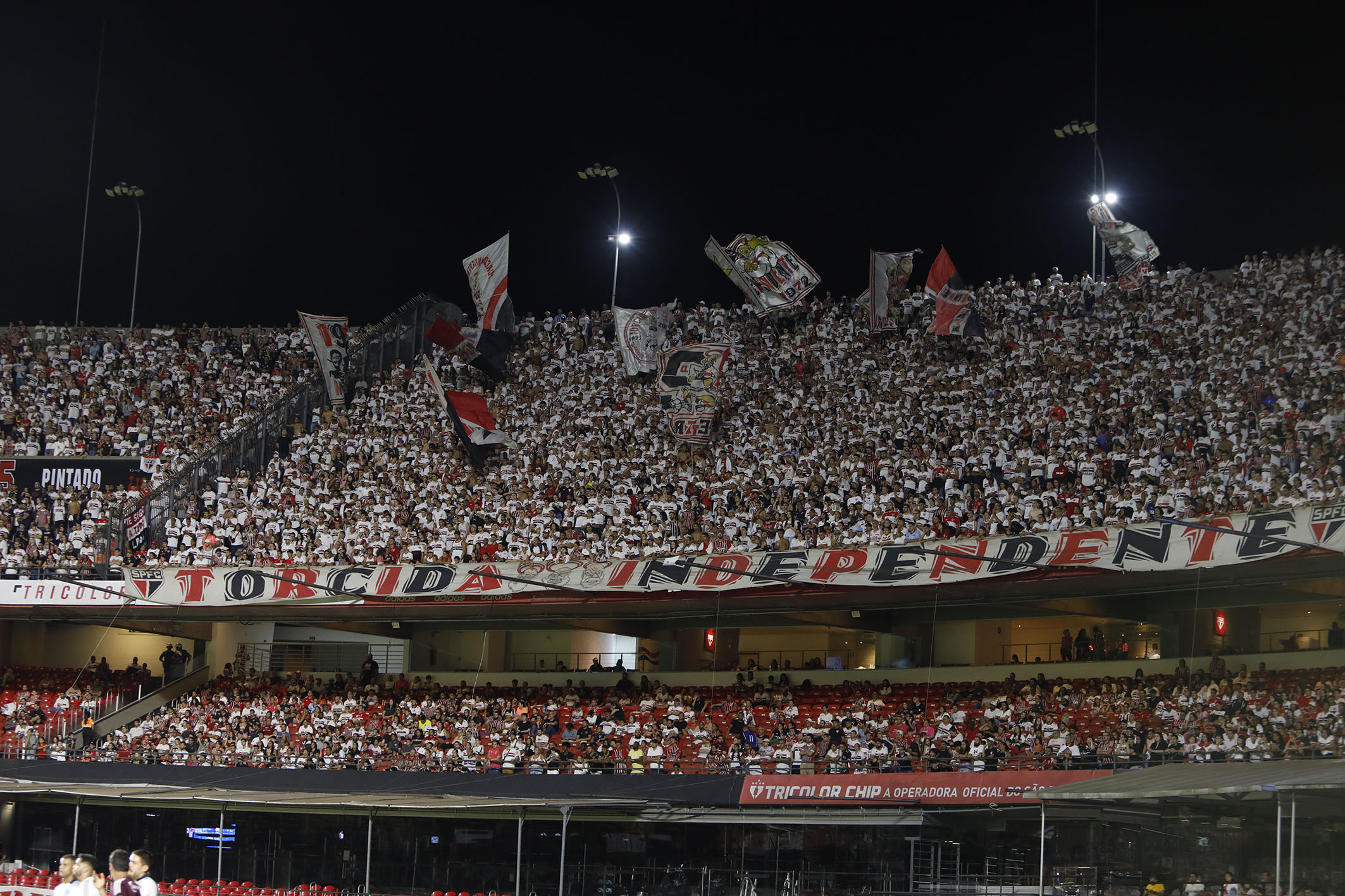 Organizada do São Paulo apoia permanência de Ceni e pede reforços; diretoria não descarta novas contratações