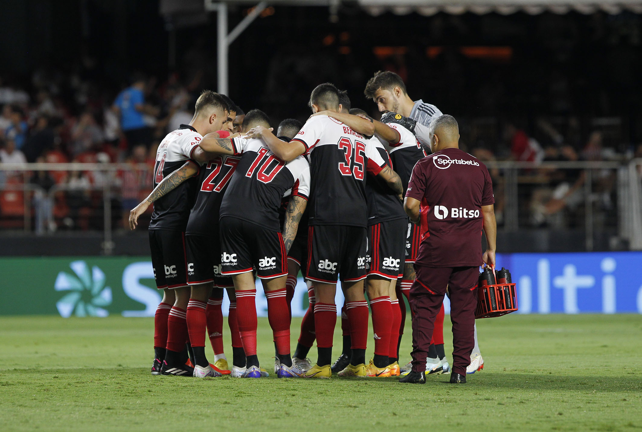 São Paulo visita o Botafogo-SP em busca da liderança do grupo B do Paulistão