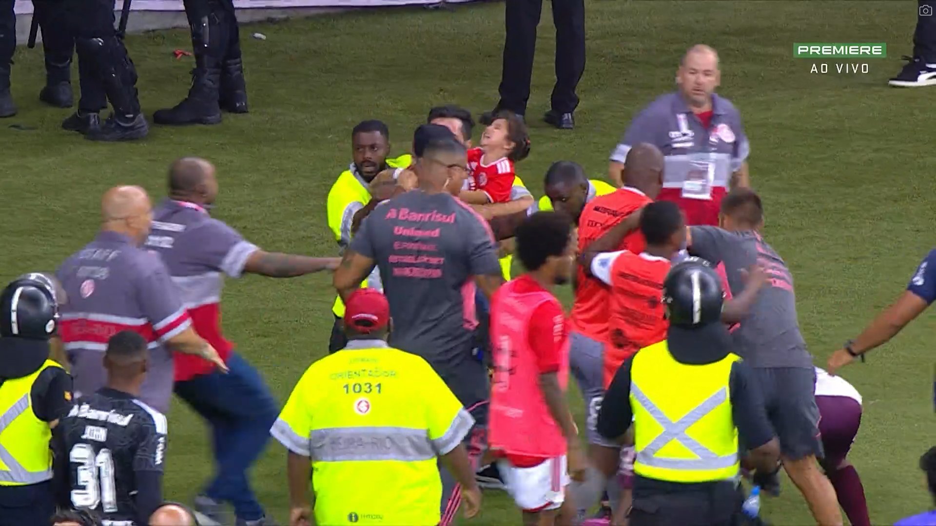 Com criança no colo, homem invade campo e agride jogador após Inter x  Caxias; veja