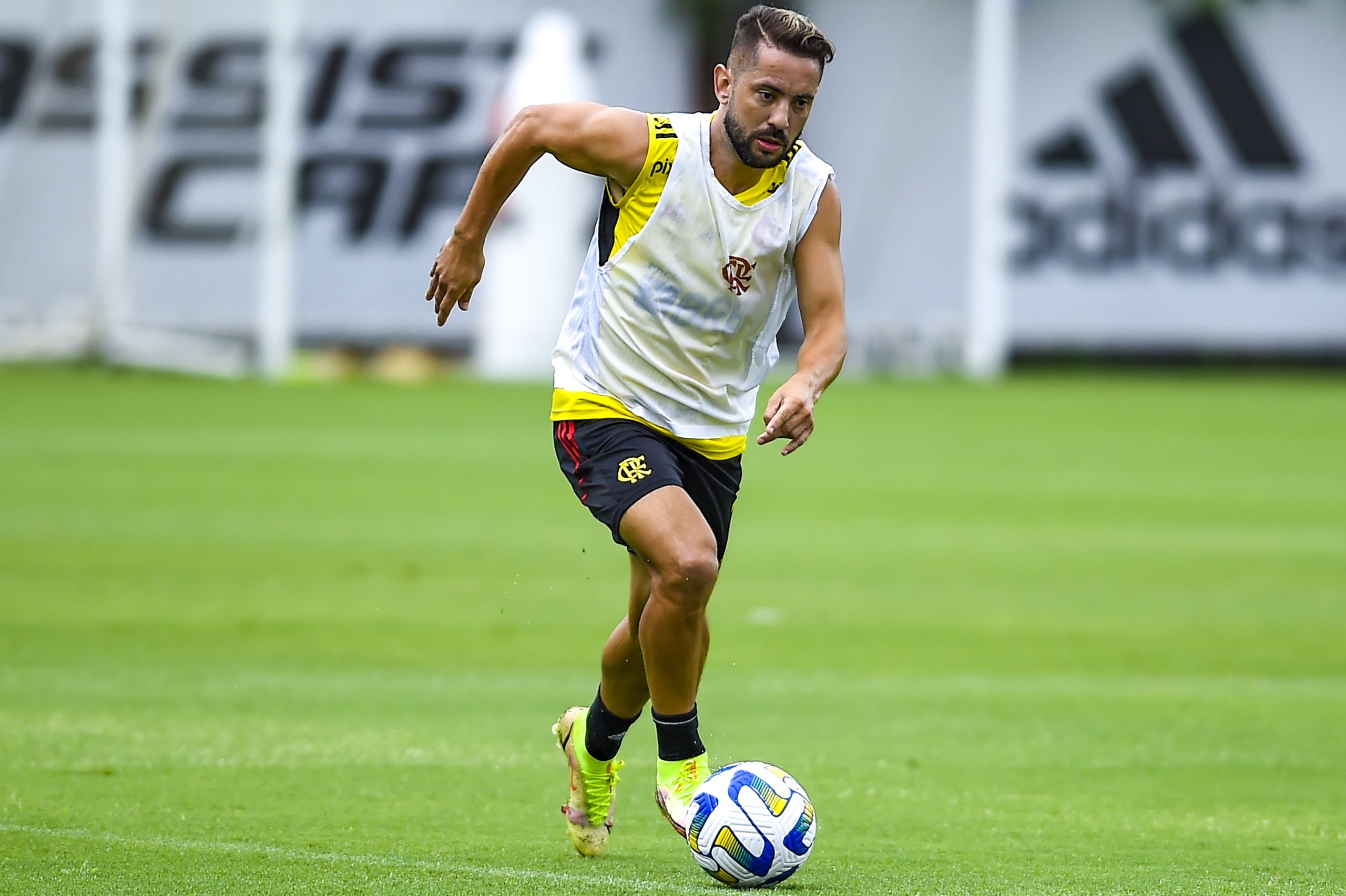 Everton Ribeiro deve voltar ao time titular do Flamengo e projeta decisão do Carioca