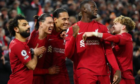 Jogadores do Liverpool comemoram vitória sobre Wolverhampton