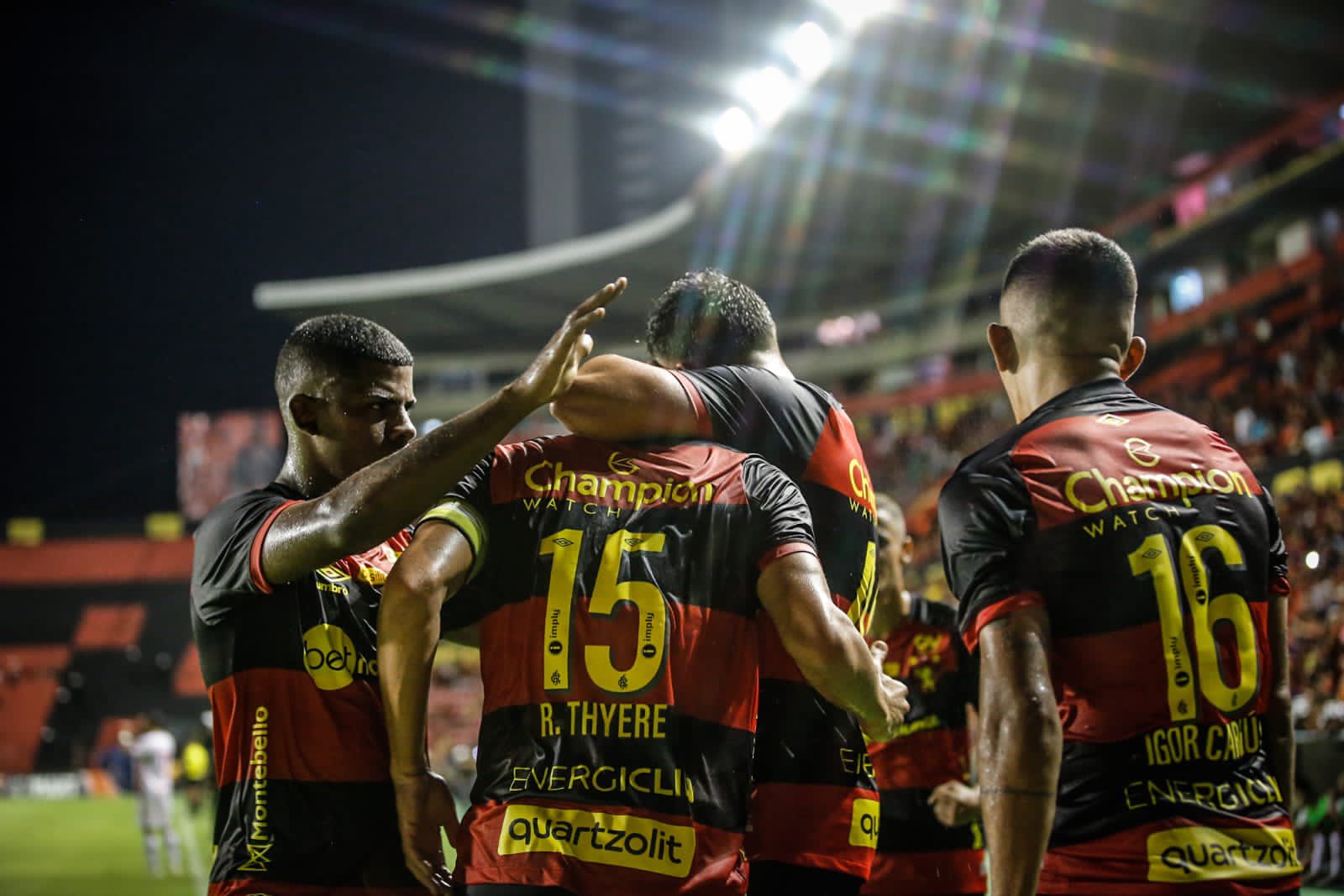 Jogadores do Sport comemoram vitória sobre Sergipe