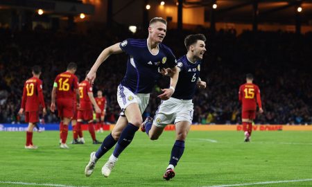 Scott McTominay marcou os dois gols da vitória da Escócia sobre a Espanha