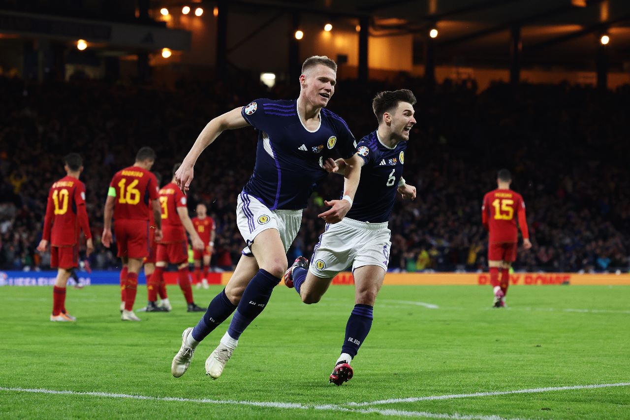 Scott McTominay marcou os dois gols da vitória da Escócia sobre a Espanha