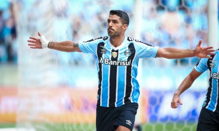 Suárez relembra veto do Flamengo e exime ídolo rubro-negro de culpa: ‘Eu errava muitos gols’