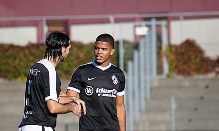 Danilo Gil (direita), zagueiro brasileiro do SV Lochau, da Áustria