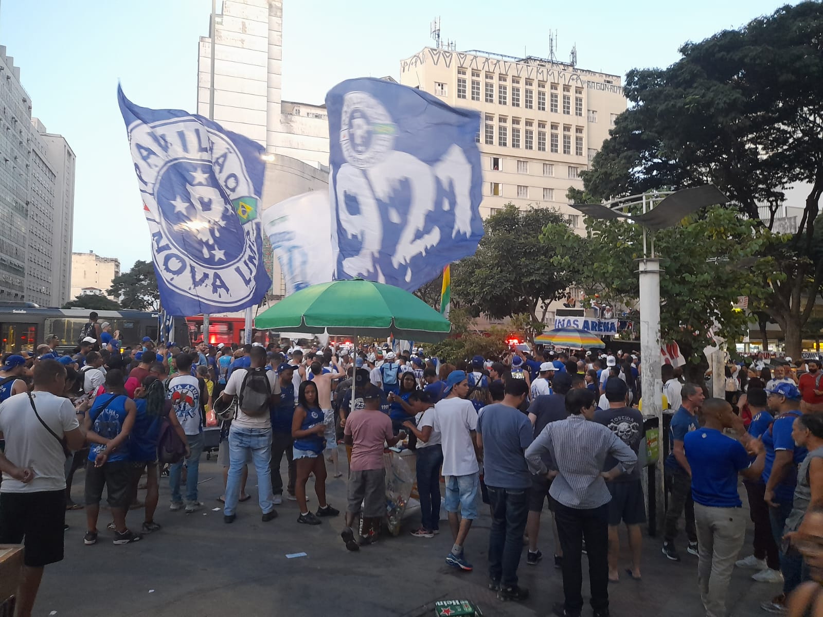 Torcedores do Cruzeiro manifestam por retorno ao Mineirão e CPI da Minas Arena