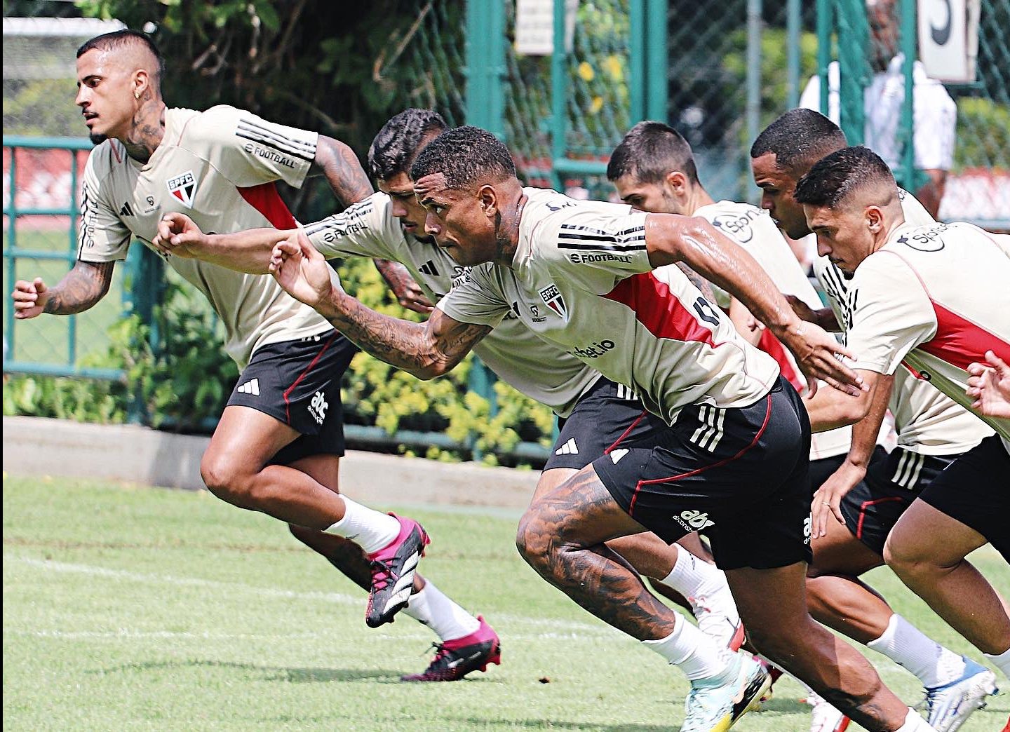 Elenco do São Paulo se reapresenta após eliminação no Paulistão