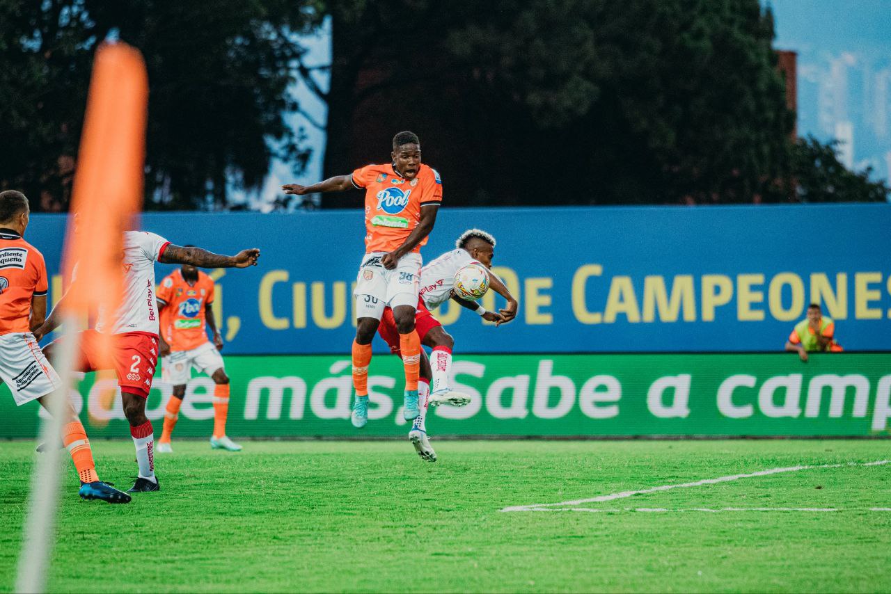 Red Bull Bragantino monitora a situação de Henry Mosquera. Foto: Divulgação/Envigado FC