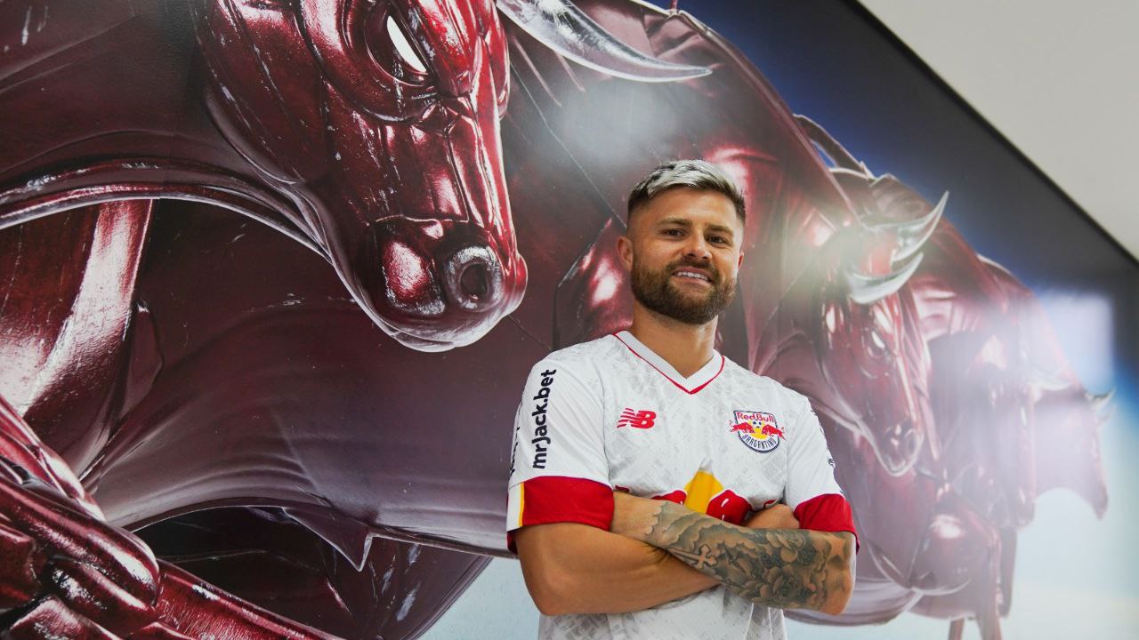 Eduardo Sasha posa para foto com a camisa do RB Bragantino. Foto: Lucas Zenatti/Red Bull Bragantino