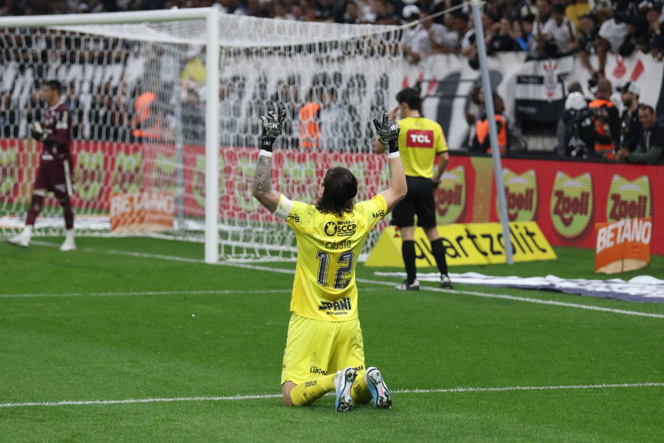 Com pênalti defendido, Cássio se aproxima de recorde pelo Corinthians