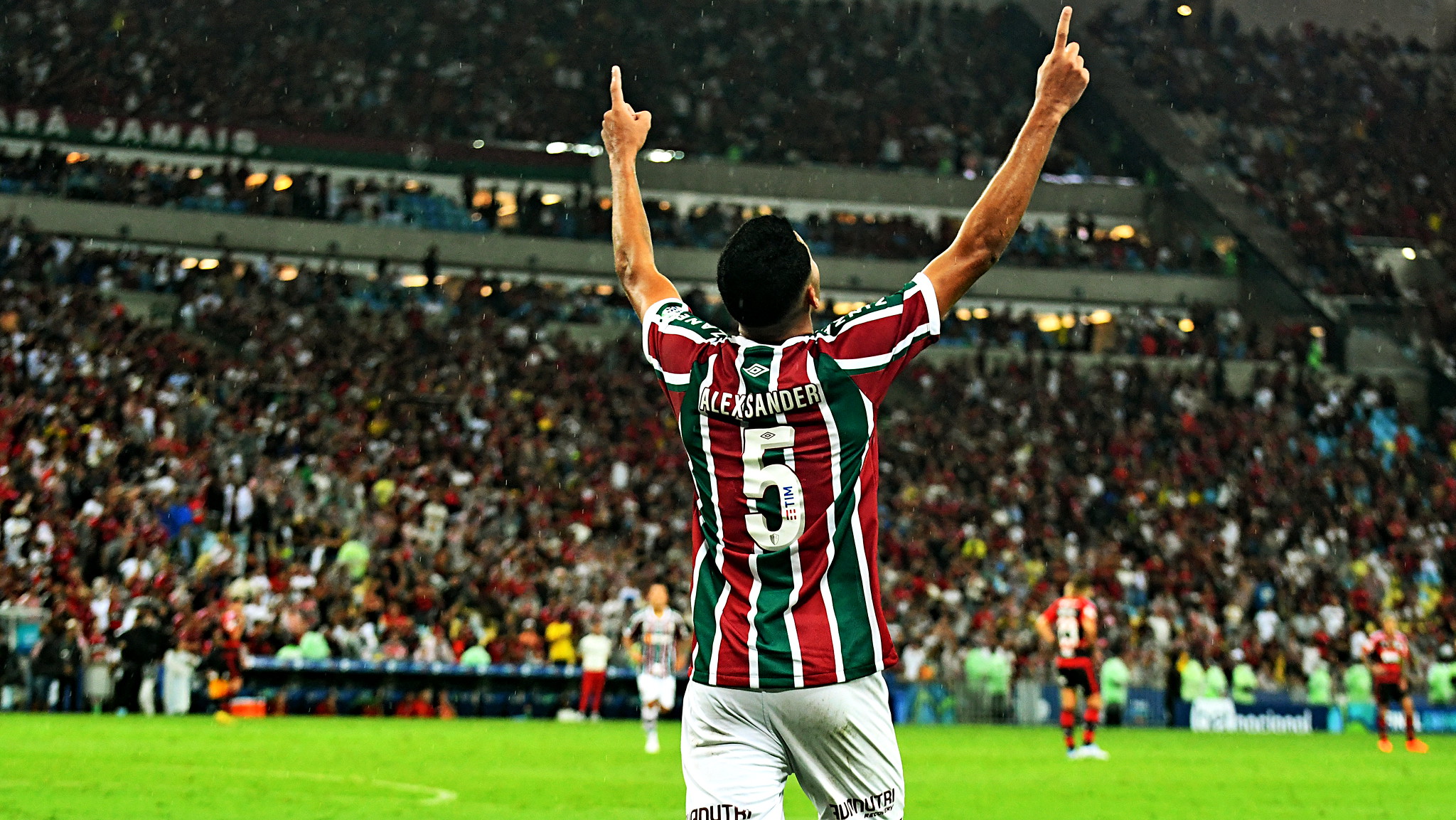 Alexsander e jogadores da base do Fluminense visitam crianças que