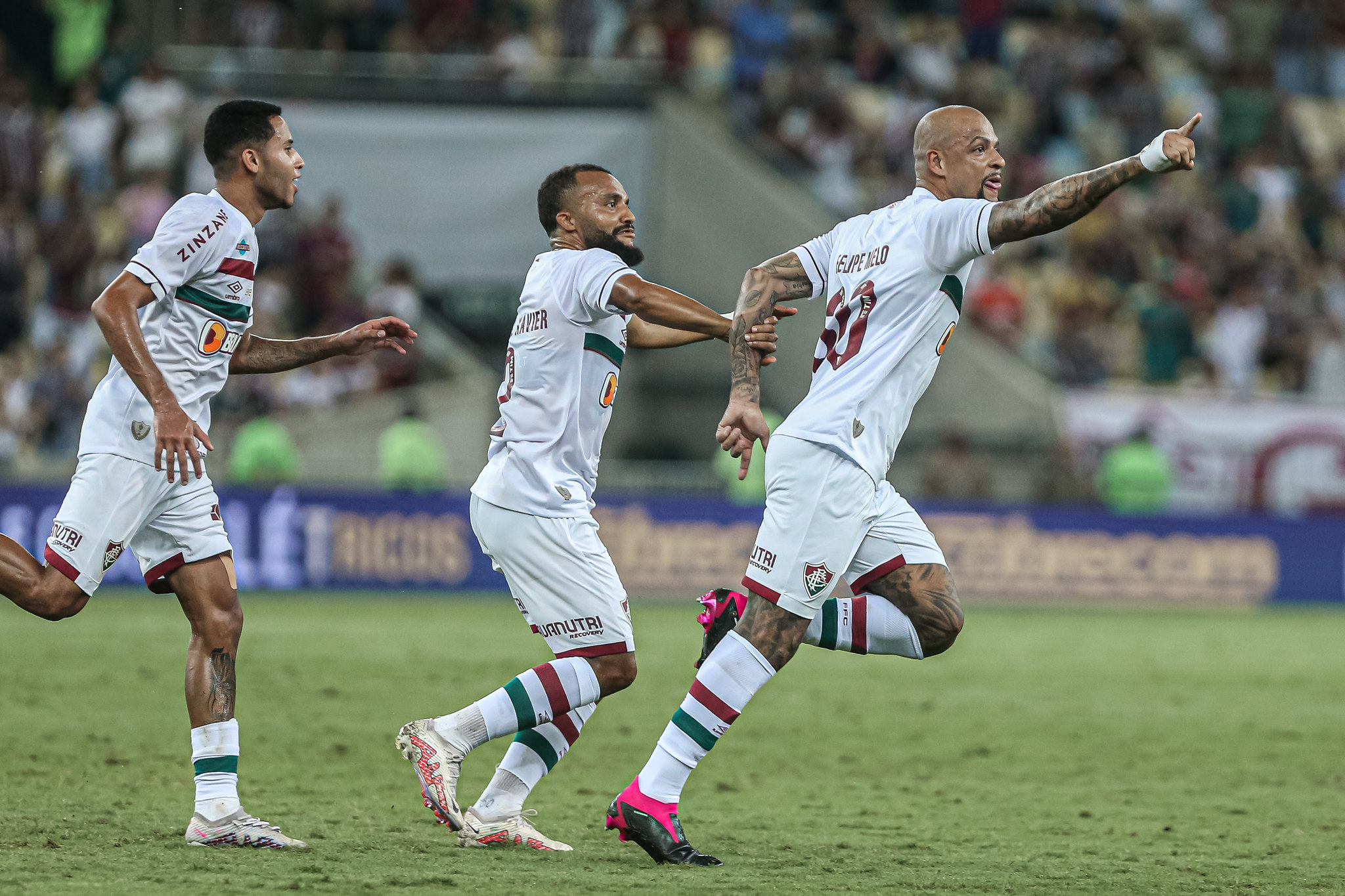 Em grande jogo, Fluminense quebra invencibilidade do Flamengo e assume o 2º  lugar