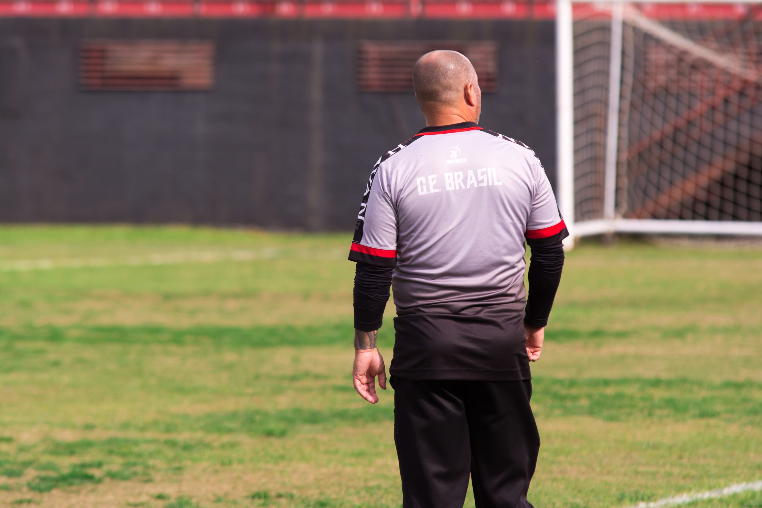 Comissão técnica do GE Brasil no gramado do Breno Freitas