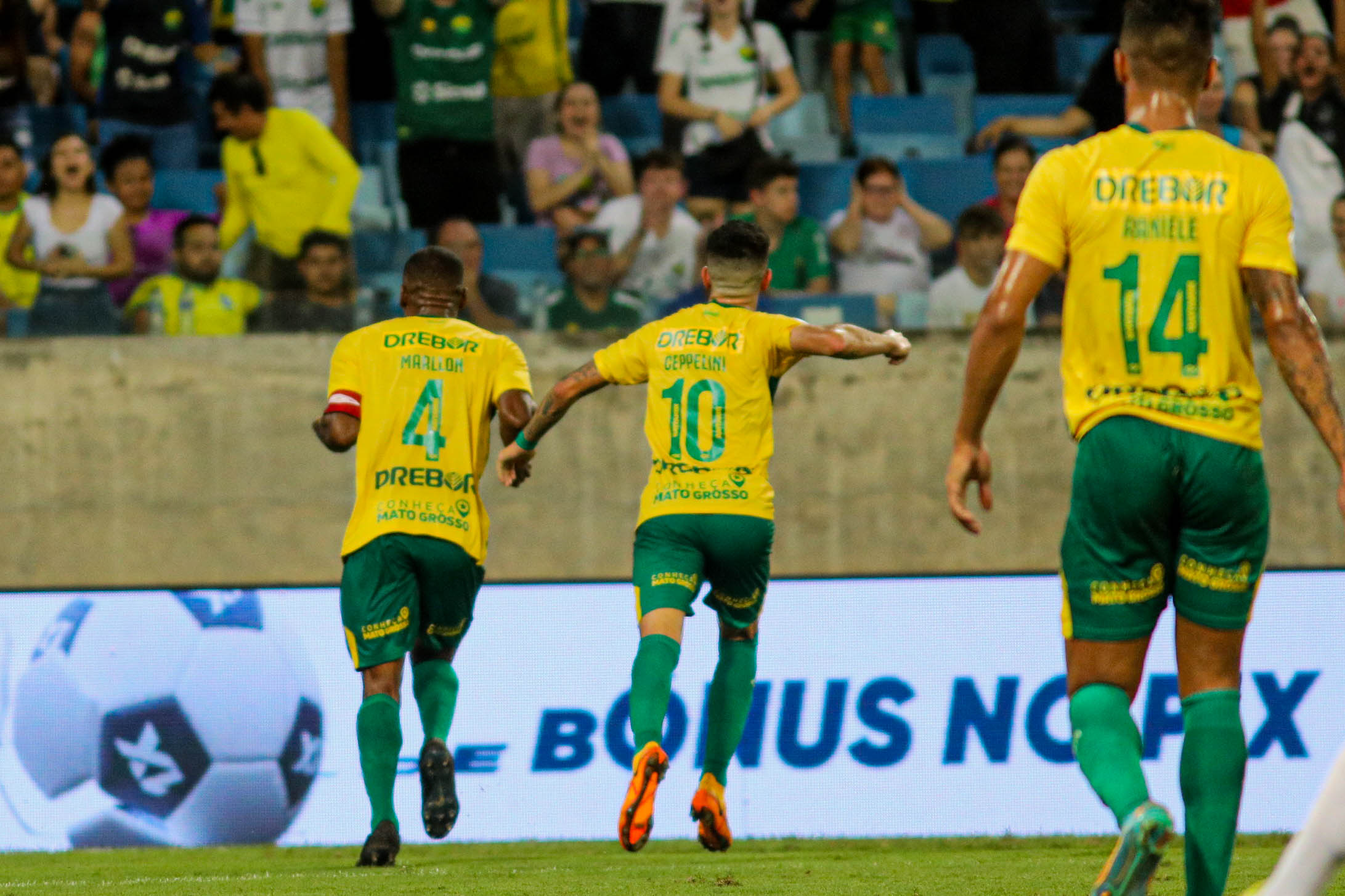 Marllon comemora gol marcado na derrota do Cuiabá diante do Grêmio