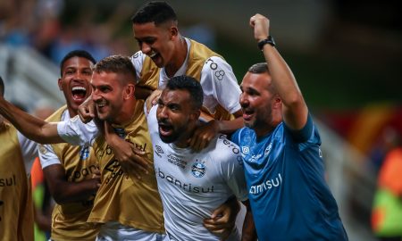 Jogadores comemoram o gol da vitória do Grêmio sobre o Cuiabá
