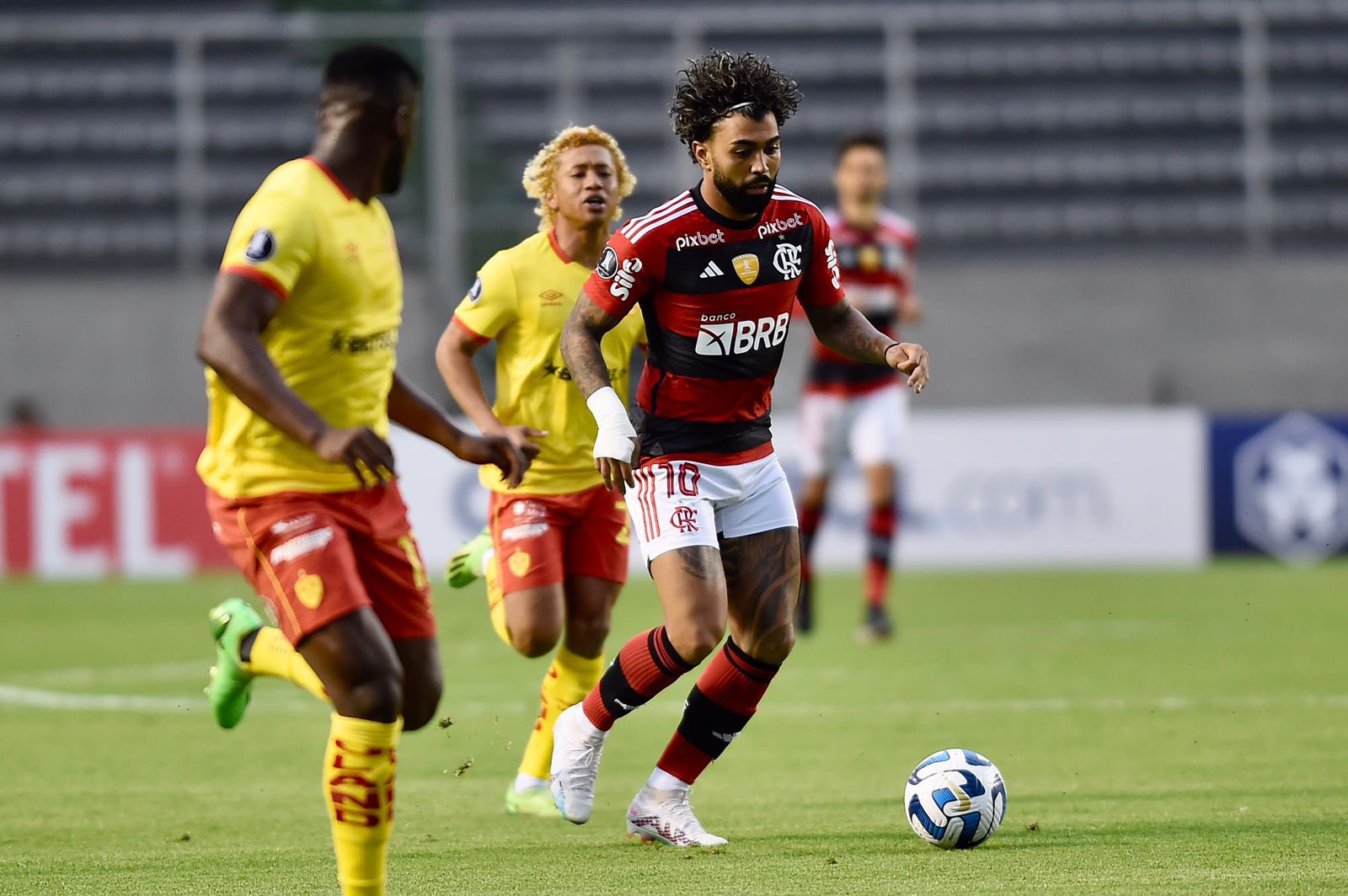 Flamengo faz segundo tempo desastroso em derrota para o Aucas na estreia na Libertadores