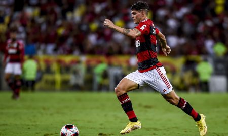 Ayrton Lucas é o jogador do Flamengo com mais desarmes na temporada 2023