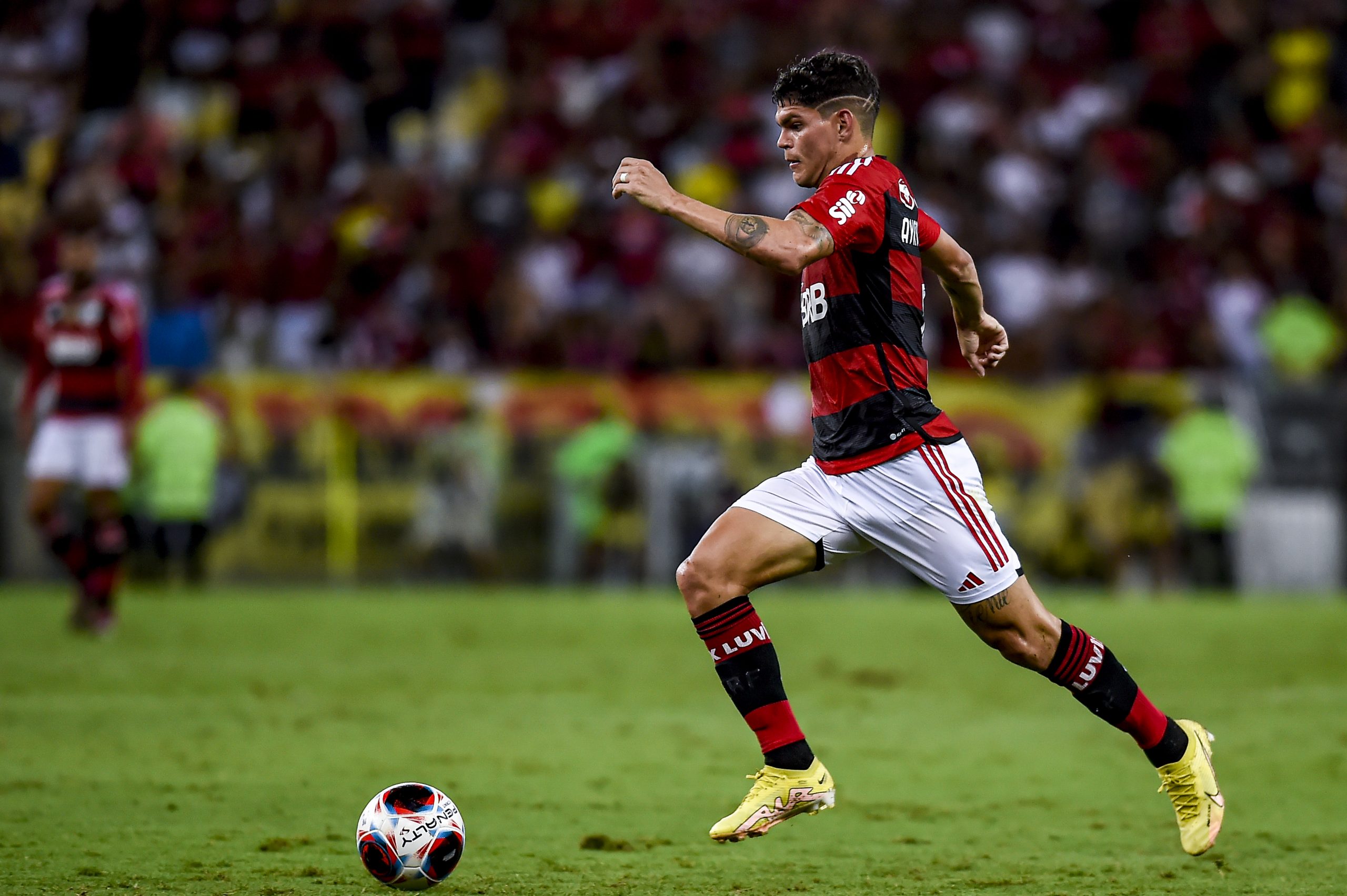 Ayrton Lucas é o jogador do Flamengo com mais desarmes na temporada 2023