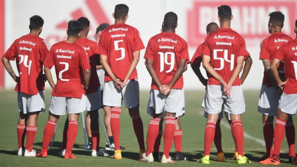 Jogadores da base do Internacional em reunião