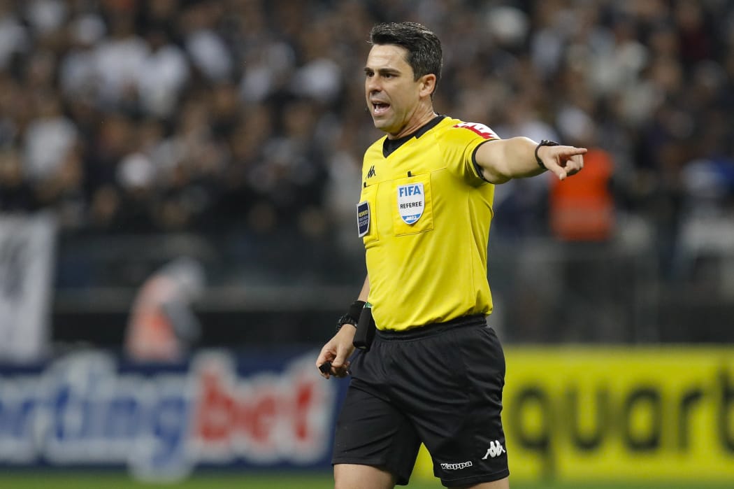 CBF define equipe de arbitragem para jogo Corinthians x Flamengo