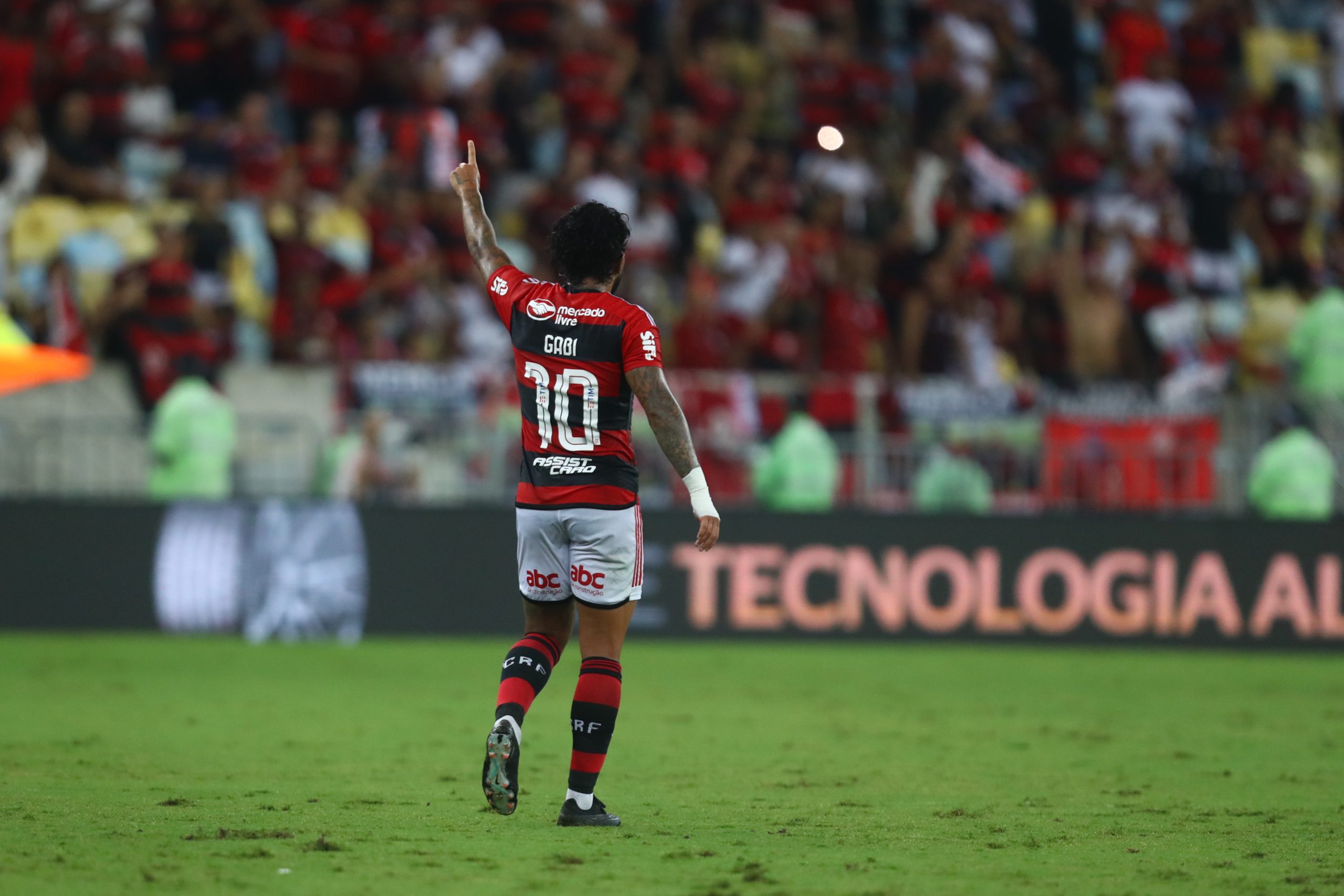 Gabigol se envolve em polêmicas após goleada do Flamengo
