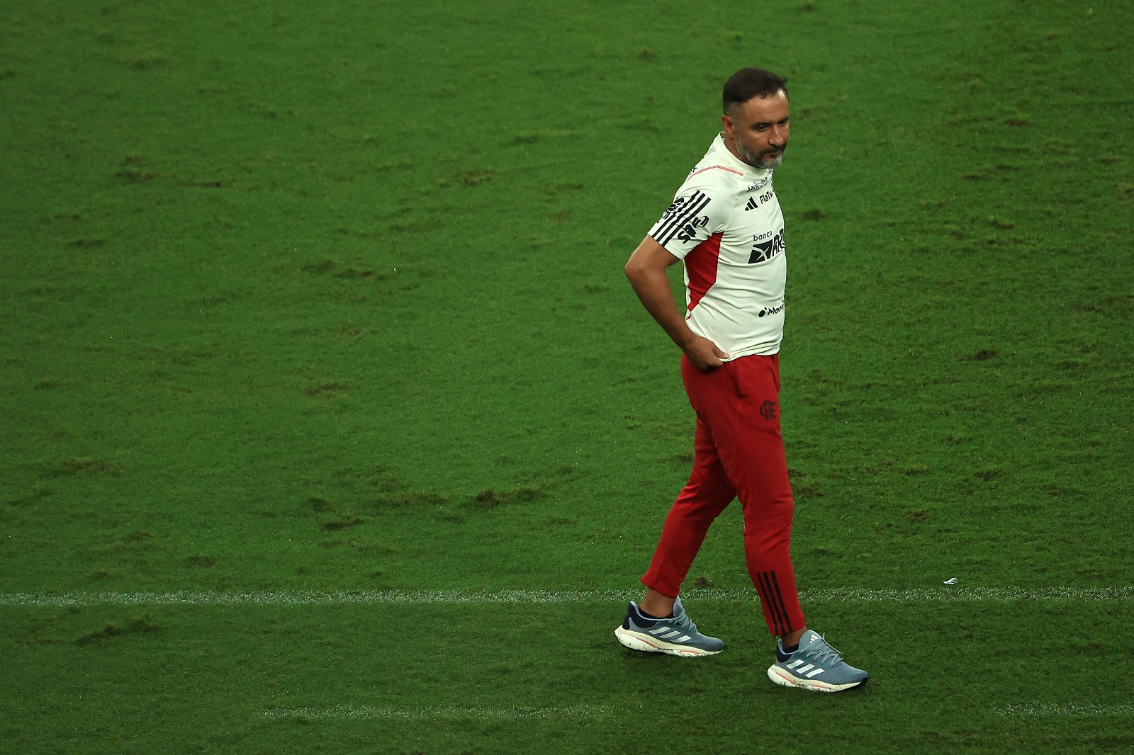 Vítor Pereira lamenta atuação do Flamengo na final do Carioca e descarta saída: ‘O clube que define’