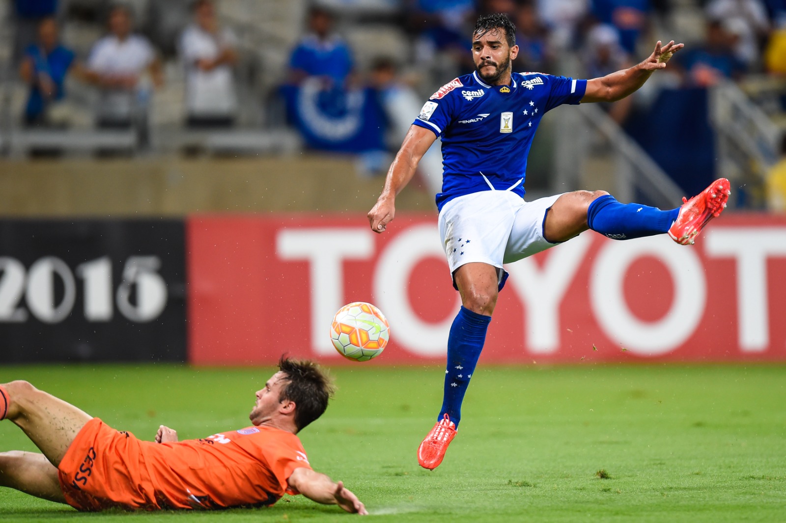 Henrique Dourado está na mira do Cruzeiro