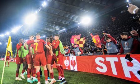Jogadores da Roma comemoram vitória sobre Feyenoord