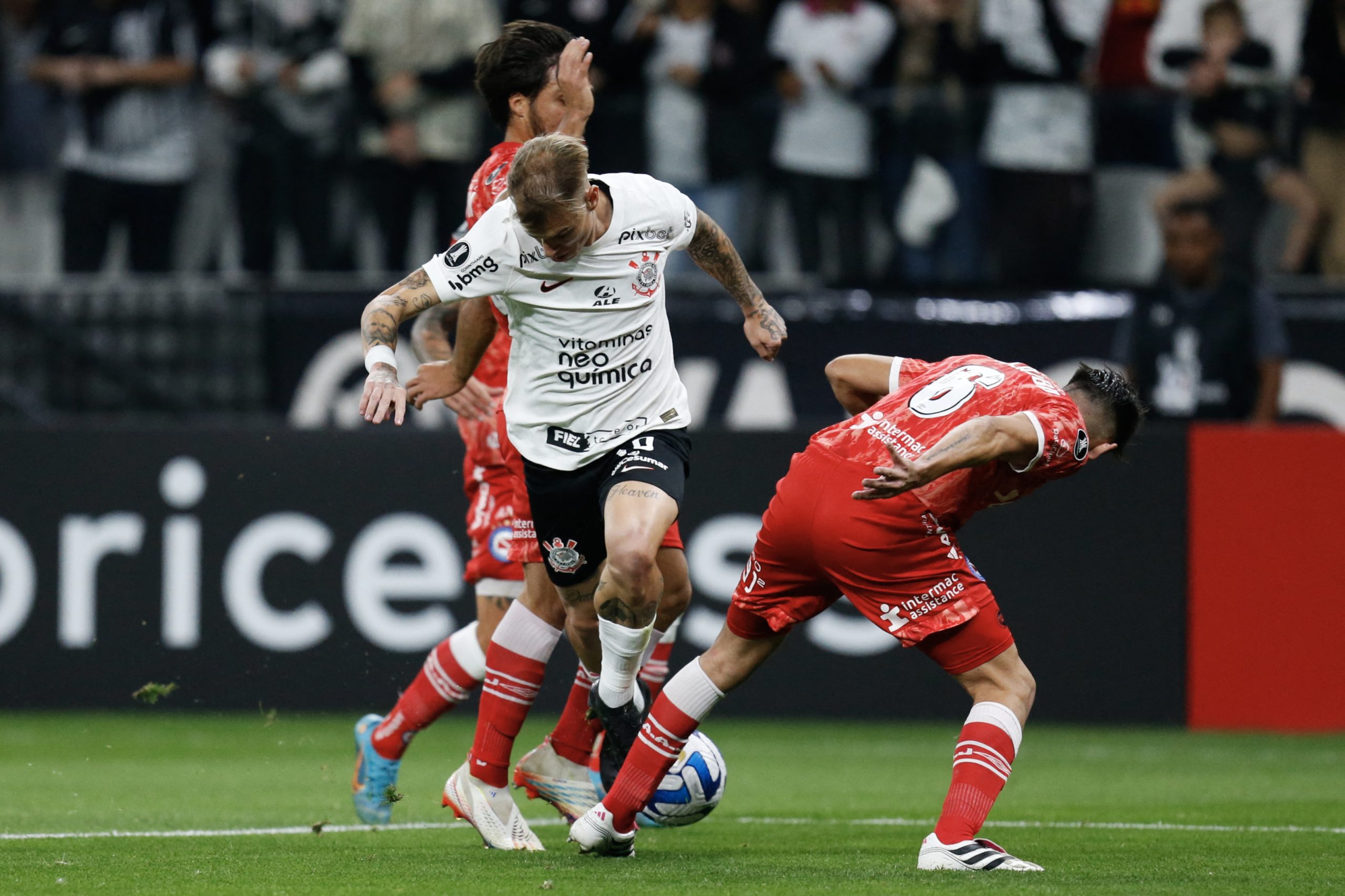 Corinthians pressiona, mas é derrotado em casa para o Argentinos Juniors, pela Libertadores