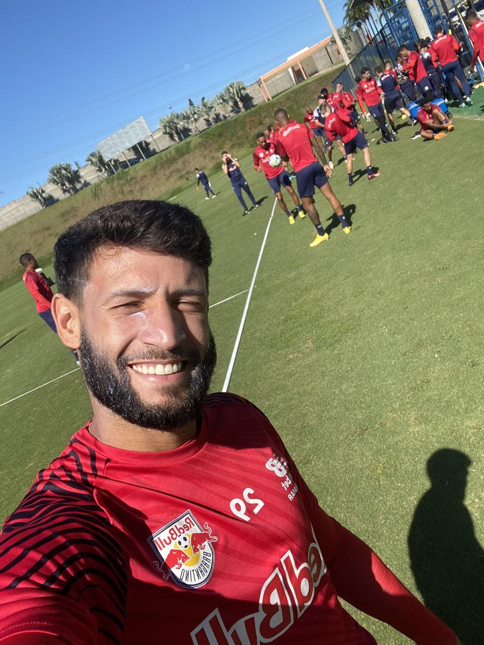 Juninho Capixaba recebe prêmio de melhor lateral-esquerdo no Campeonato Paulista 2023. Foto: Divulgação/Red Bull Bragantino