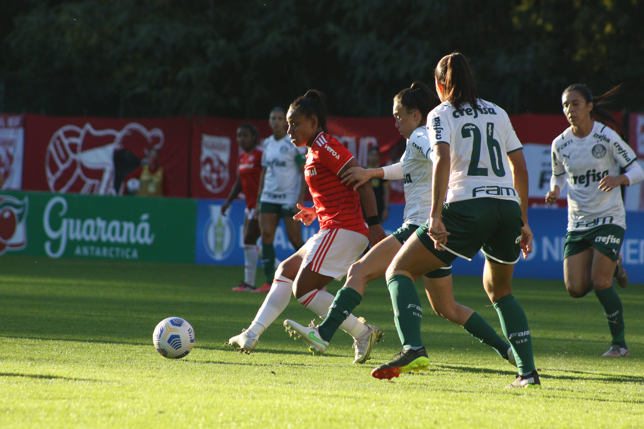 Palmeiras e Internacional vencem clássicos e se mantêm no topo da tabela do Brasileiro  Feminino