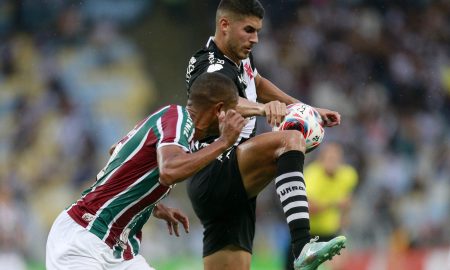 Jogador do Vasco, Pedro Raul disputa bola com David Braz do Fluminense