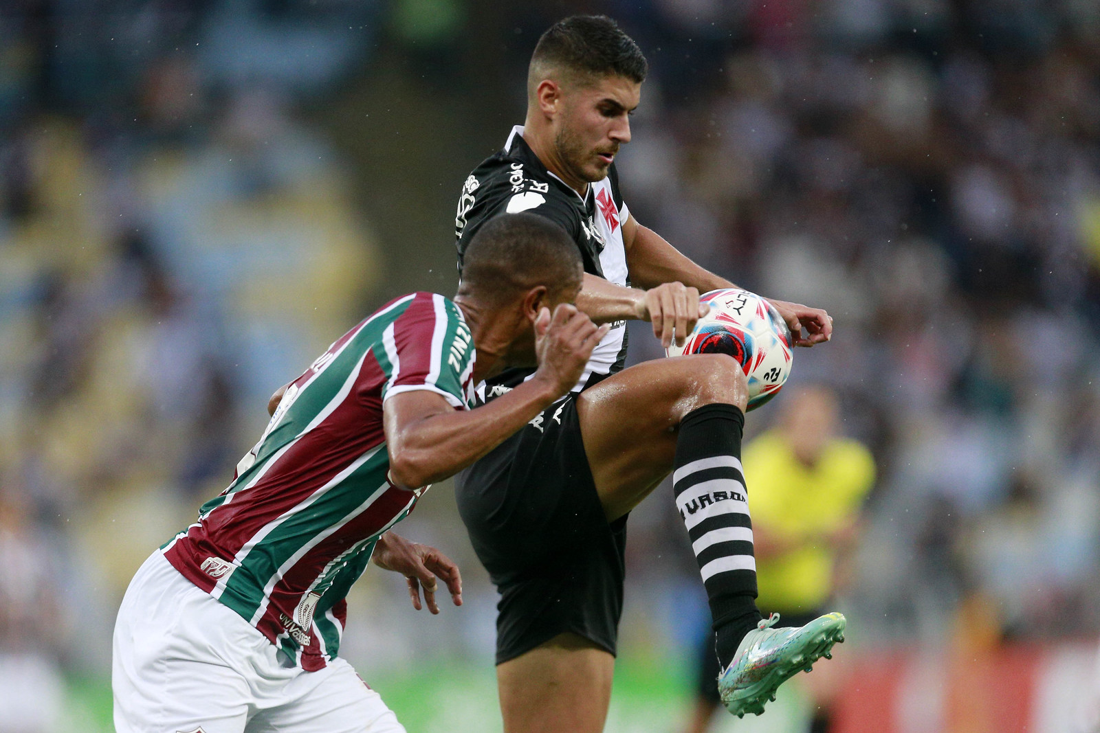 Jogador do Vasco, Pedro Raul disputa bola com David Braz do Fluminense