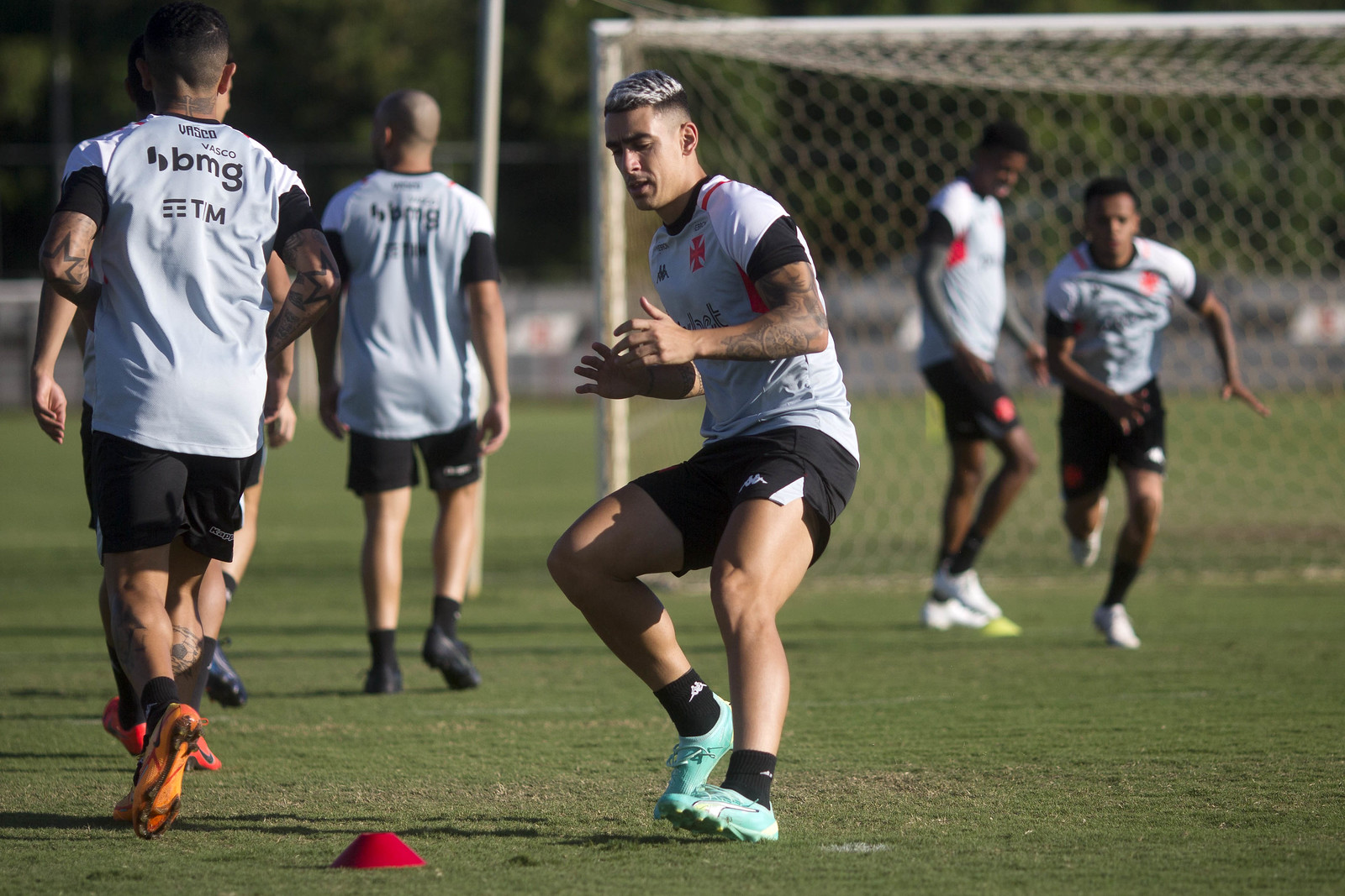 Jogador do Vasco fazendo trabalho técnico em treino