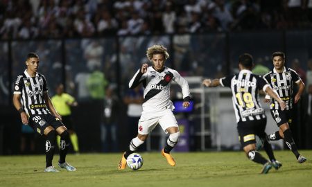 Jogador do Vasco, Figueiredo, conduz a bola em direção ao gol do Santos