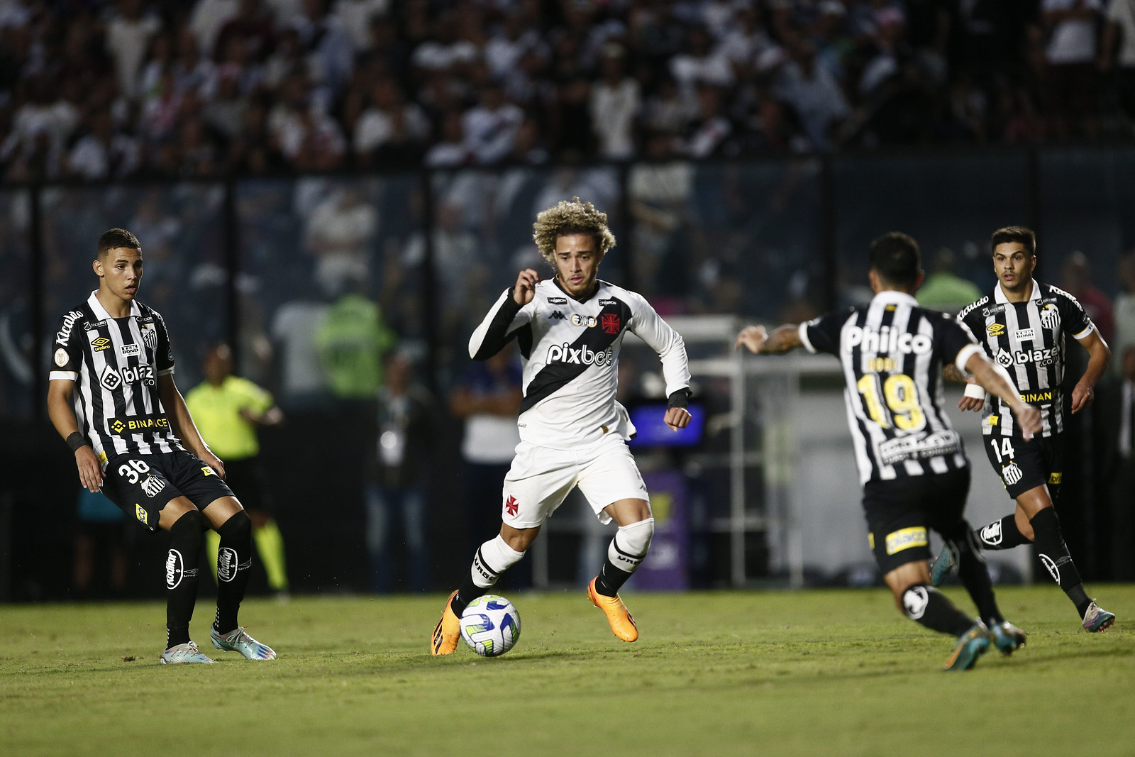 Jogador do Vasco, Figueiredo, conduz a bola em direção ao gol do Santos