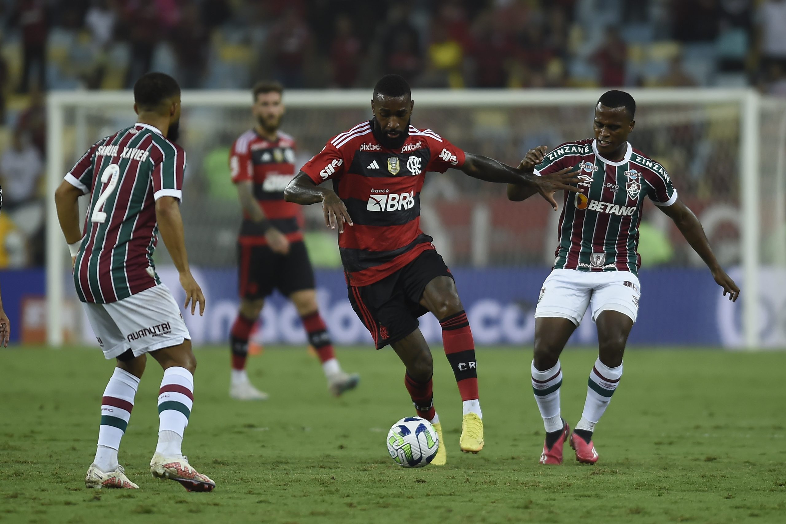 Flamengo é melhor, fica com um a mais quase todo o 2º tempo, mas não consegue vazar a meta do Fluminense