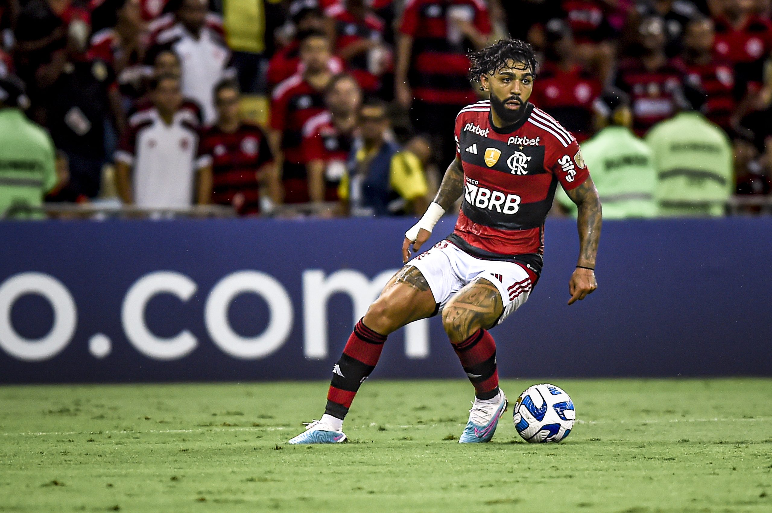 Flamengo enfrenta o Bahia para tentar figurar na metade de cima da tabela do Brasileirão