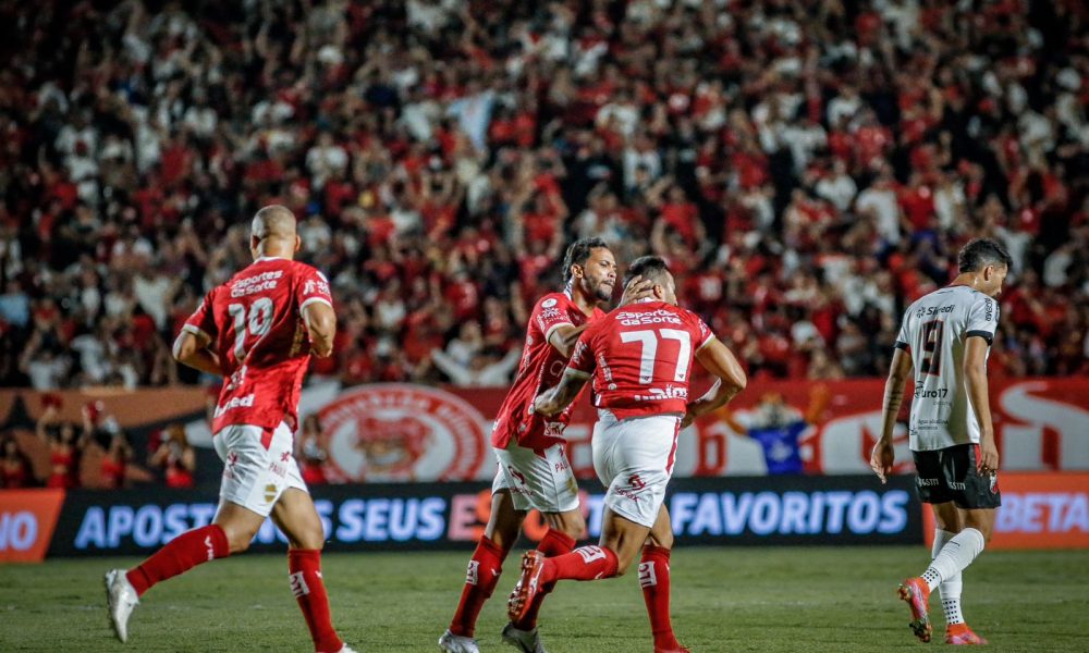 Em noite de sorte, Vasco vence o Londrina e mantém a liderança