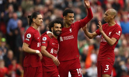 Jogadores do Liverpool comemoram vitória simples sobre Brentford