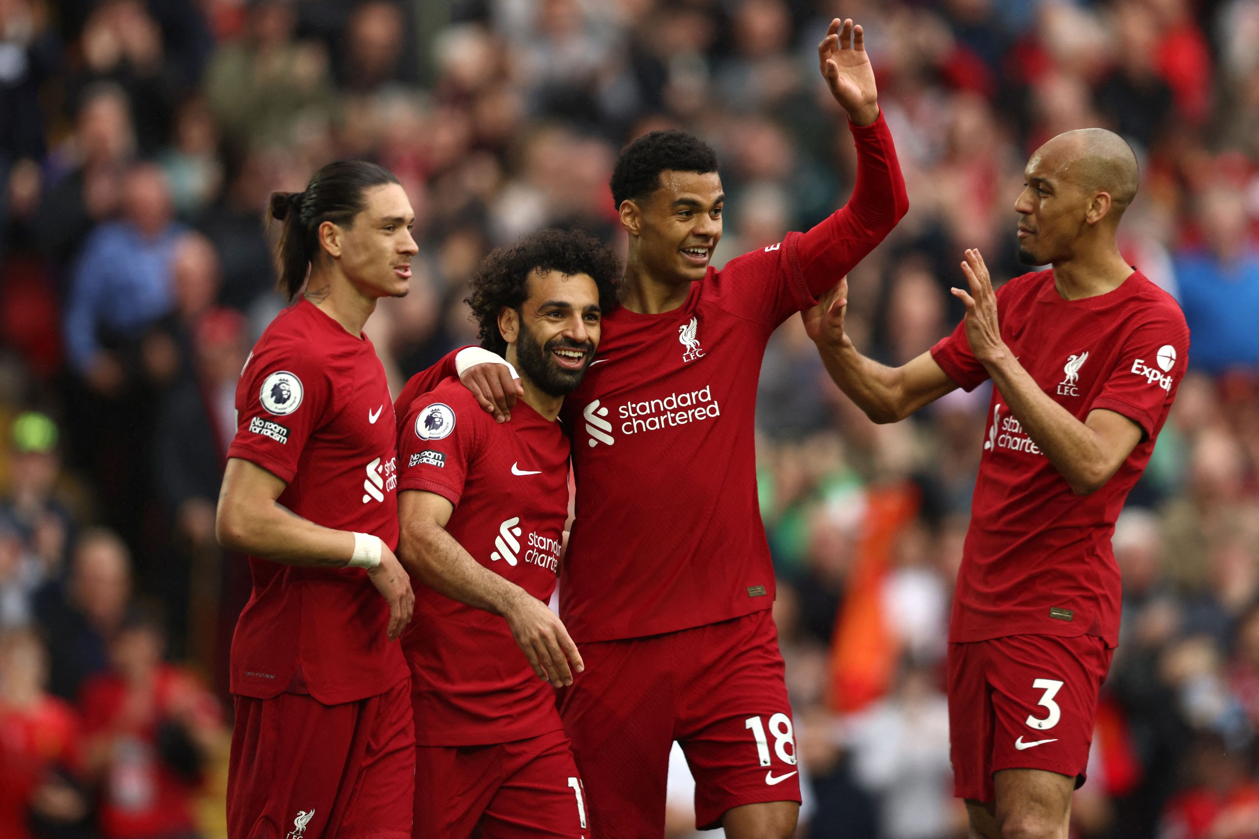 Jogadores do Liverpool comemoram vitória simples sobre Brentford