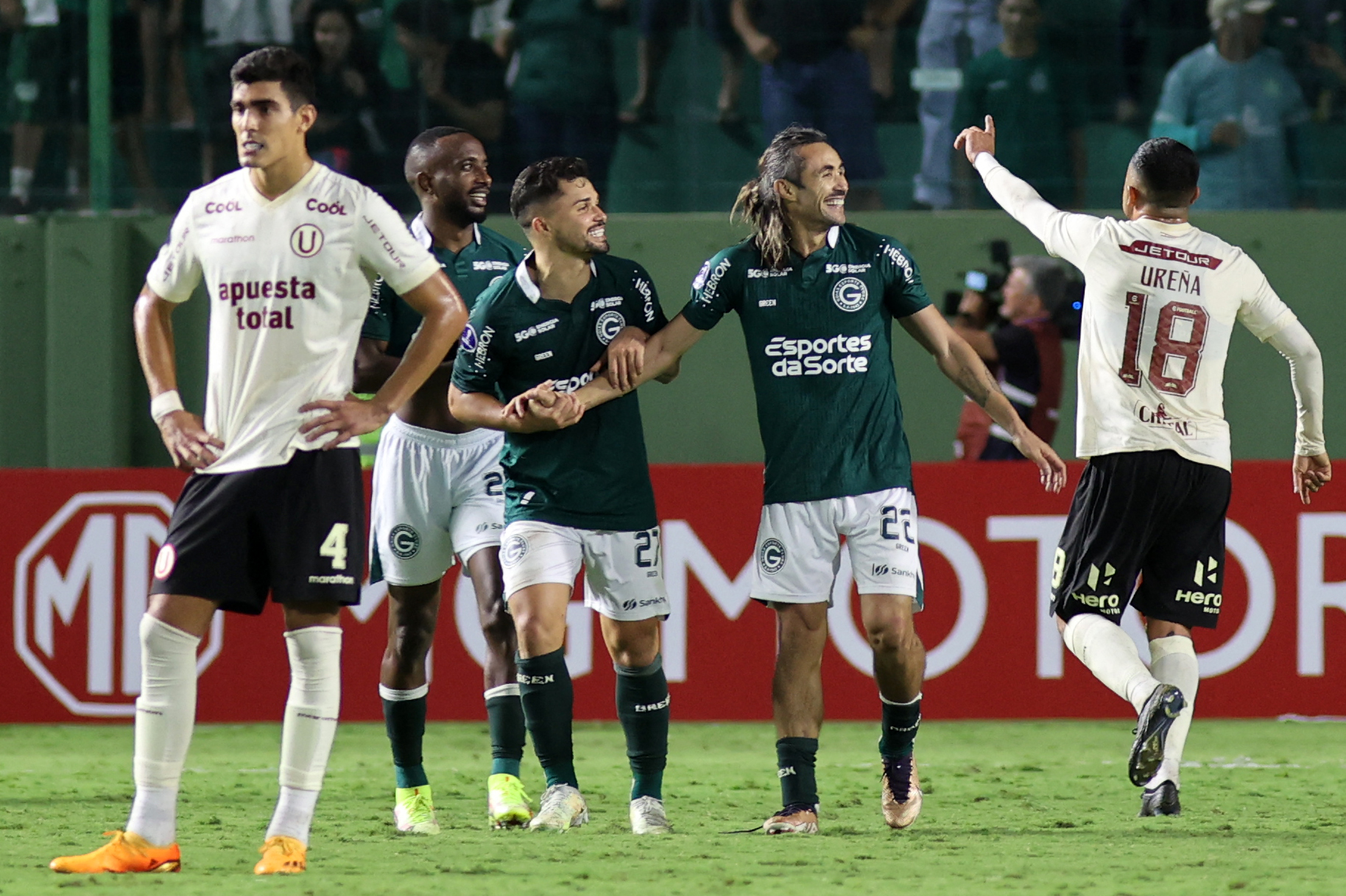 Apodi comemora golaço em vitória do Goiás sobre Universitario
