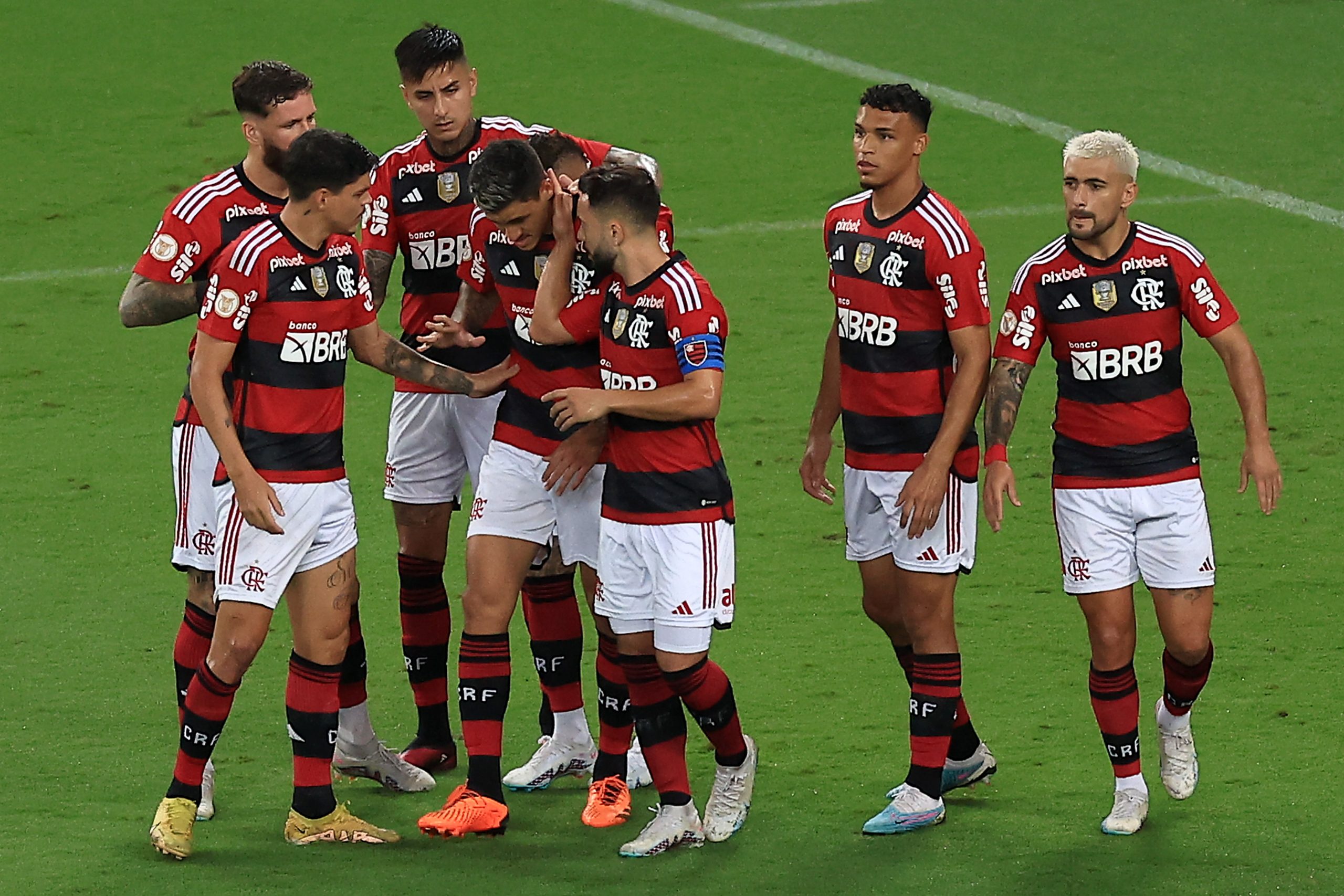 Flamengo vence o Goiás no Maracanã e encerra sequência de três derrotas no Brasileirão