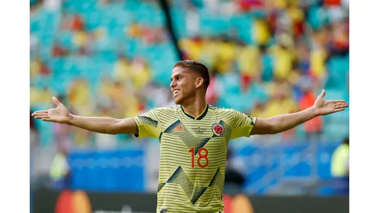 Cuellar em ação pela seleção colombiana