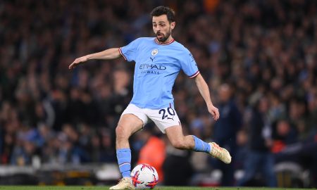 Torcida do Manchester City protesta contra a Premier League após acusações