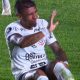 Paulinho sofre lesão durante empate do Corinthians com o Argentinos Juniors, pela Libertadores