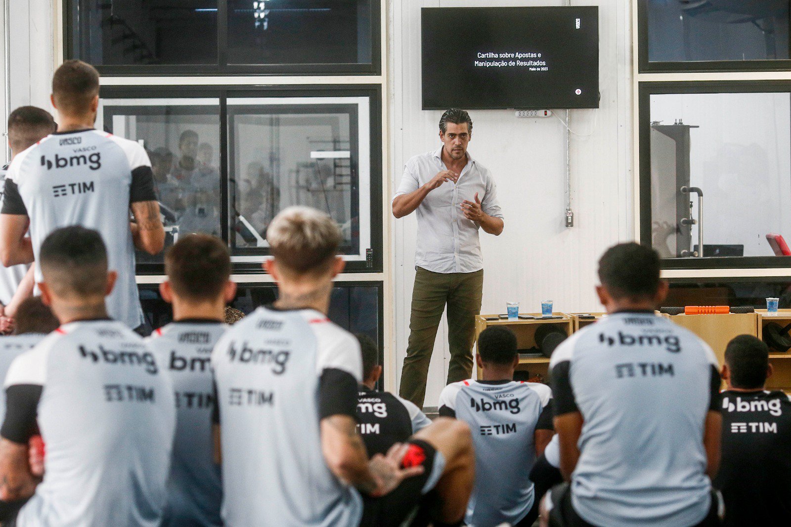 Paulo Bracks em reunião com o elenco do Vasco no CT Moacyr Barbosa.