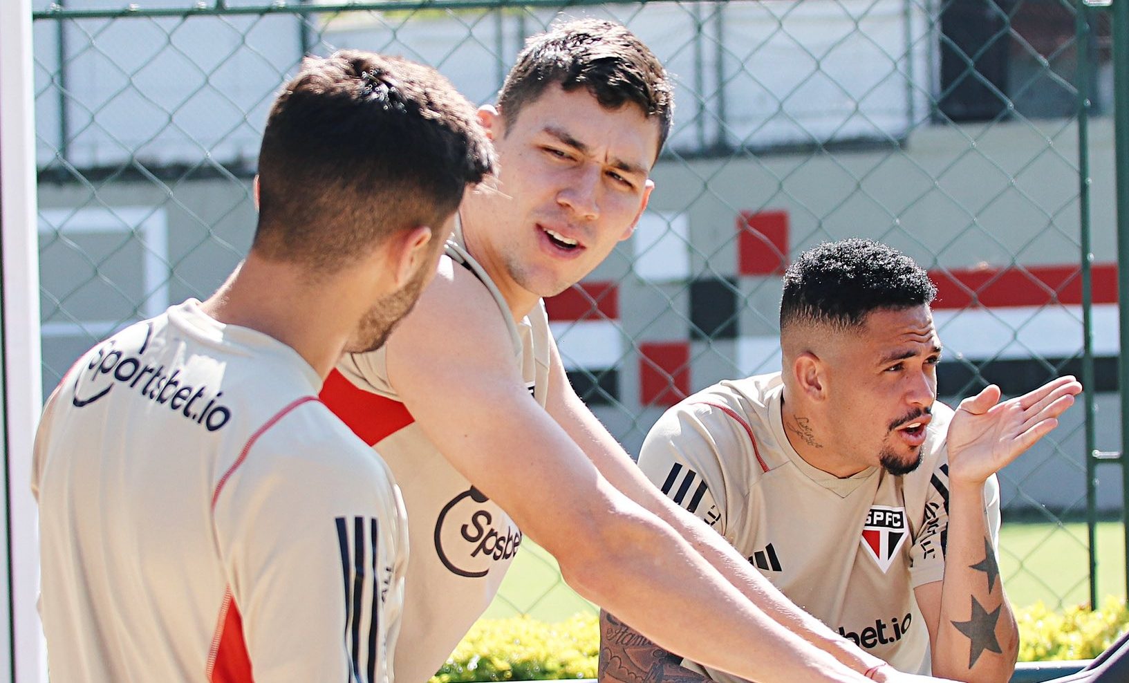 Com novidades no treino, São Paulo se apresenta no CT e pode ter retornos importantes contra o Sport